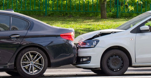 Gutachterzentrale-Hannover_Ein-Kfz-Gutachter-in-Hildesheim-beim-Schadengutachten nach einem Unfall